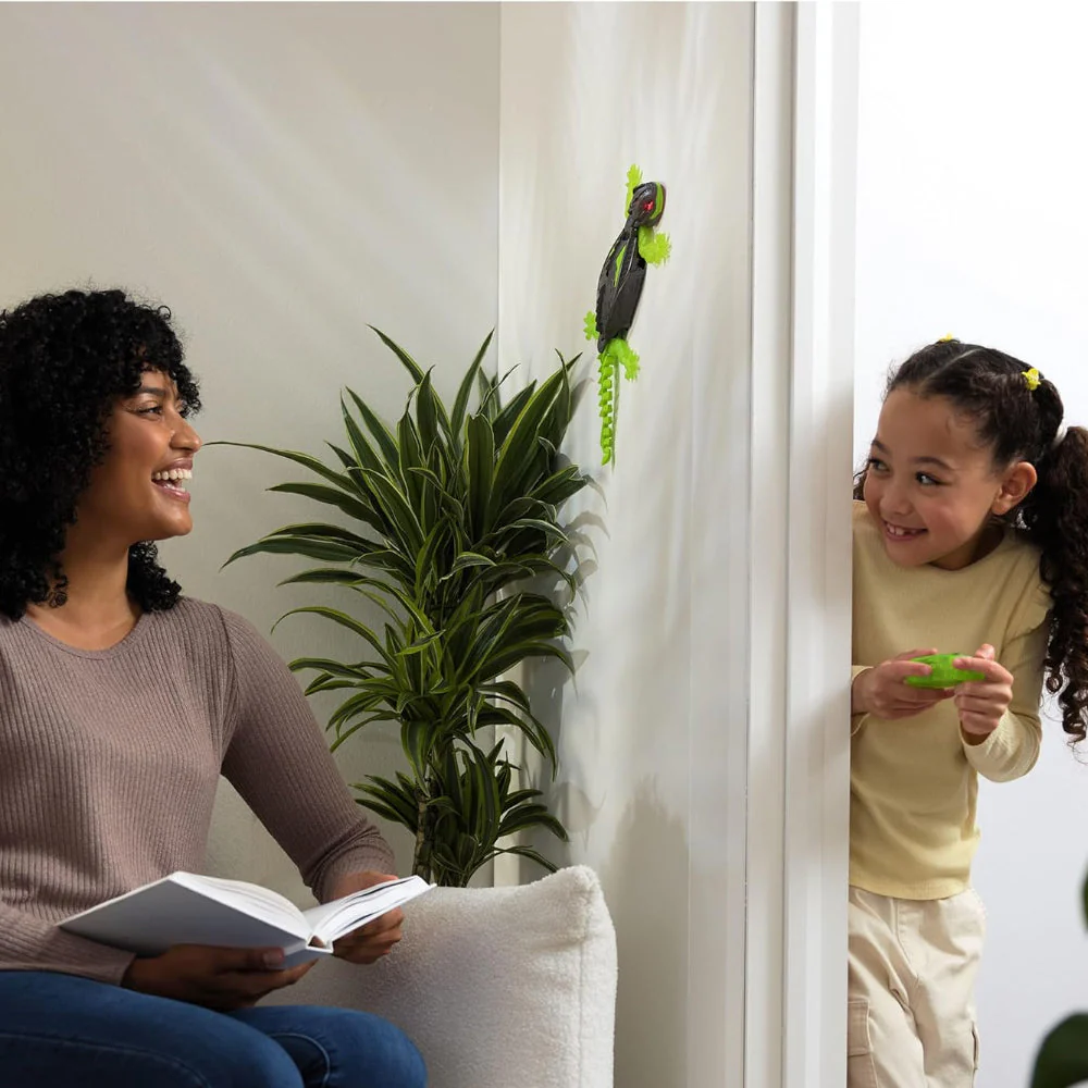 Toy Robot Lizard RC Glow Crawling Wall Climbing Kids Gadget